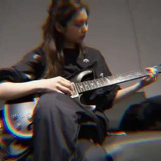 🎠 41f7e350 guitar, âm nhạc, nhạc sĩ, nhạc cụ, phụ nữ, cô gái, biểu diễn whatsapp sticker