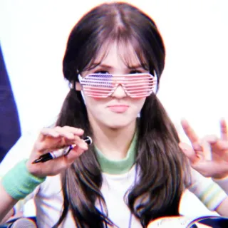 ☁️ bdf00d33 wanita, kacamata hitam, bendera, gadis, kuncir, orang telegram sticker