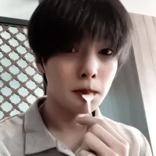 🦊 18c23e8f orang, makan, sendok, potret, korea whatsapp sticker