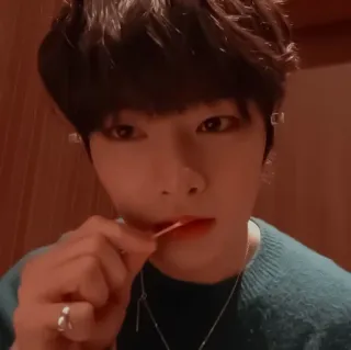 🦊 4af2e947 pria, korea, selfie, potret, kasual, pria whatsapp sticker