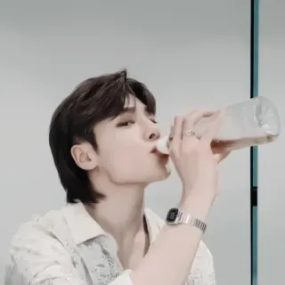 🦊 7444aa56 pria, minum, orang, air, potret whatsapp sticker