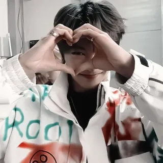 🦊 80122047 Root orang, K-pop, pria, hati, gestur whatsapp sticker