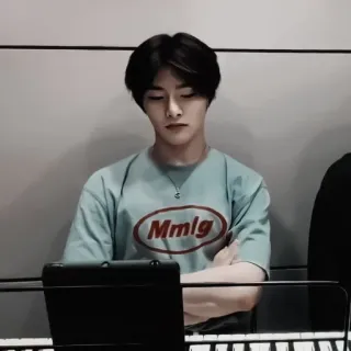 🦊 9b6e878f Mmlg pria, dalam ruangan, dewasa, potret, kasual, asia, korea whatsapp sticker