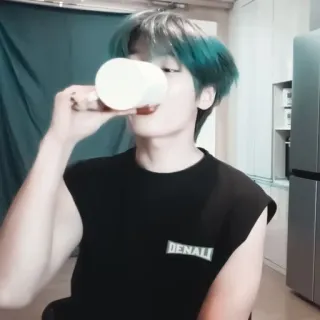 🦊 9d342cbe DENALI pria, minum, cangkir, Denali, kasual, rambut biru whatsapp sticker