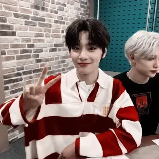 🦊 a69f59e1 orang, asia, korea, pria, potret, simbol perdamaian whatsapp sticker