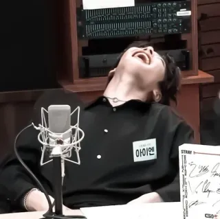 ᴊ૯૦ⲛɢɪⲛ :: @fStikBot whatsapp stickers