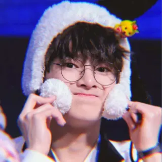 🌱 6c409171 osoba, portret, kapelusz, uroczy, uśmiechnięty telegram sticker