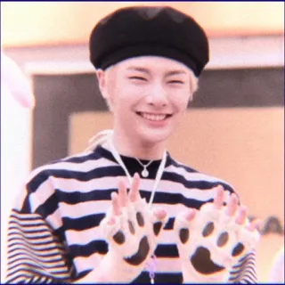 🌱 6f15f186 uśmiech, osoba, beret, koszulka w paski, słodki, radosny telegram sticker