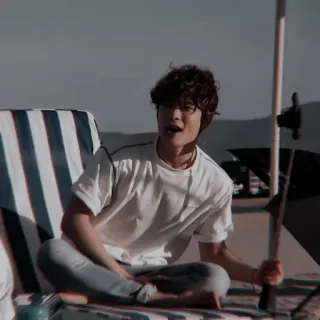 ⛓ da9f5c24 Mann, Strand, sitzen, T-Shirt, Freizeitkleidung, auf Stuhl sitzen telegram sticker