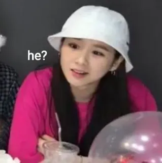 🤨 eb83085b he? женщина, выражение лица, любопытный, вопрос, человек, розовый, панама telegram sticker