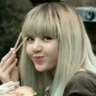 🤡 7f20196f Lisa 人物, 女性, kpop, 名人, lisa, blackpink, 吃东西 telegram sticker
