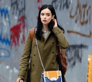 🥀 d2499e24 Jessica Jones Jessica Jones, Frau, Krysten Ritter, olivgrüner Mantel, gestreiftes Hemd, Rucksack telegram sticker