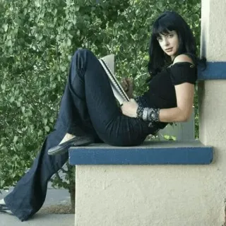 🖤 98c54905 Jane Margolis Breaking Bad Actriz, Sentada, Leyendo, Mujer, Morena whatsapp sticker