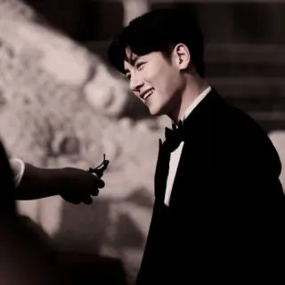 🚬 bd0f241e uomo, smoking, sorriso, attore, celebrità, abito elegante telegram sticker