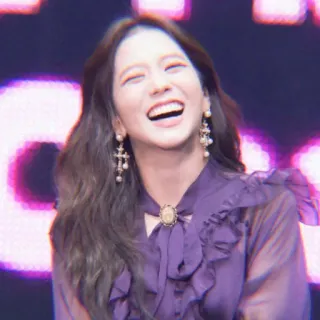 🍭 38e3b811 wanita, senyum, rambut panjang, ungu, bahagia, ceria telegram sticker