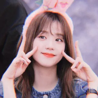 🍭 8b221b4b wanita, simbol perdamaian, perdamaian, senyum, perempuan, potret, orang telegram sticker