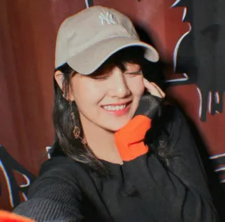 🌈 e8eee354 mujer, sonrisa, feliz, retrato, gorra, casual whatsapp sticker