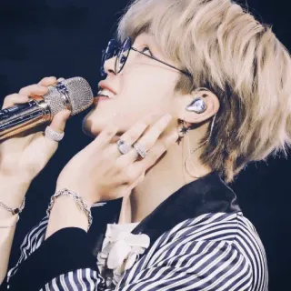 〰 7b68d4b6 penyanyi, penampil, musik, mikrofon, orang, konser, hiburan telegram sticker