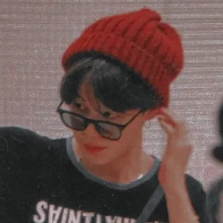 🤨 0b6b6560 STAINTLIVIU persona, uomo, occhiali da sole, berretto rosso, maglietta nera telegram sticker