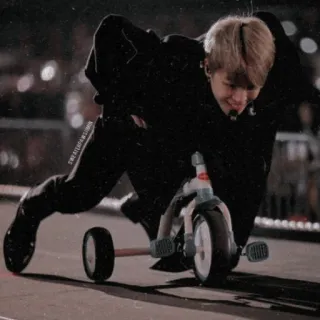 🚗 0bbf43b2 SWEATERFULKIMIN persona, triciclo, divertimento, carino, strada, corea telegram sticker