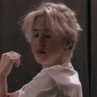 😒 bae8c050 persona, capelli biondi, ritratto, guarda la fotocamera telegram sticker