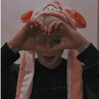 ❤ ea821961 persona, cuore, gesto, carino, cappello, selfie telegram sticker