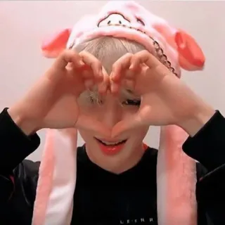 💜 3781f0fe LEENO pessoa, coração, amor, chapéu, fofo, Kpop, retrato telegram sticker