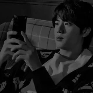 ✖️ 45e1de66 mężczyzna, smartfon, wewnątrz, kpop, osoba, czarno-biały telegram sticker