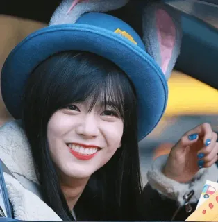 🤍 83f41a87 女人, 帽子, 兔耳朵, 微笑, 肖像 telegram sticker