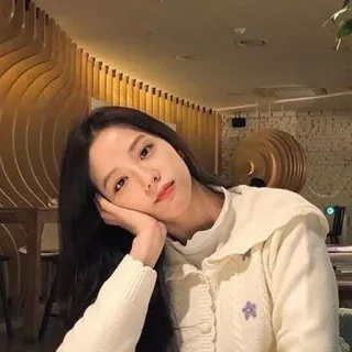 🦄 03306d0b 女人, 肖像, 休闲, 室内, 人, 坐着, 韩国人, 青年 telegram sticker