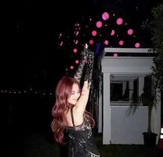 🦋 a319cc09 phụ nữ, ngón tay giữa, buổi tối, găng tay, váy telegram sticker