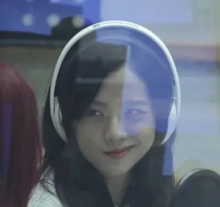 🦋 f043e7a1 Jisoo kpop, blackpink, ca sĩ, âm nhạc, tai nghe, thần tượng telegram sticker