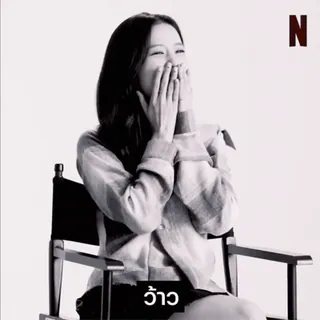 😂 1bb0b260 ว้าว Frau, lachend, Porträt, sitzend, Stuhl, Schwarzweiß telegram sticker