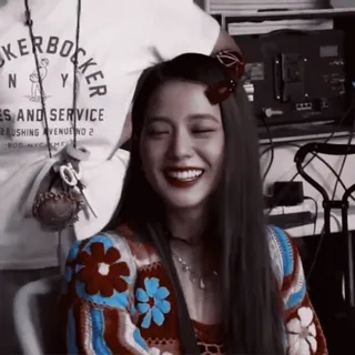 😚 503dc8a5 ckerbocker Frau, Lächeln, Mode, Glücklich, Person, Innen telegram sticker