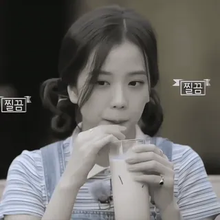 🎻 1fe25824 팍꽈 женщина, пьет, напиток, молочный коктейль, милая, хвостики, азиатка telegram sticker