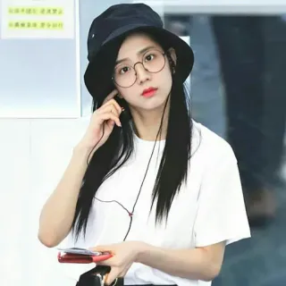❣ 6c652345 Jisoo kpop, blackpink, idol, singer, celebrity, woman, glasses, hat telegram sticker