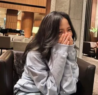 😂 4c9f66ab mulher, retrato, interior, sentada, sorriso, pessoa telegram sticker