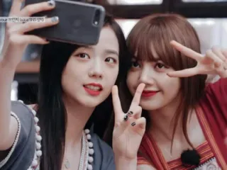 🌈 b8c8ef7d selfie, kpop, mulheres, sinal de paz, amizade, meninas telegram sticker