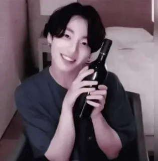 🍒 ddb0baa4 사람, 병, 미소, 실내, 음료, 와인병 telegram sticker