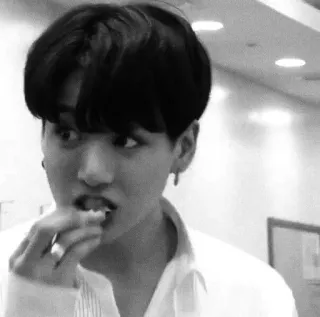 🐰 32a43c32 กิน, อาหาร, คน, ขาวดำ, ในร่ม telegram sticker