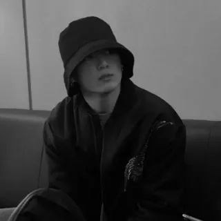 🐰 5817c16d คน, หมวกบักเก็ต, เสื้อแจ็คเก็ต, ขาวดำ, นั่ง, แฟชั่น telegram sticker