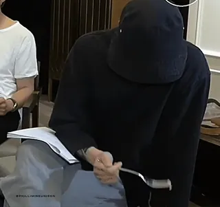 😭 37aa8066 @PHILLIMIREVISON orang, garpu, di dalam ruangan, duduk, meja telegram sticker