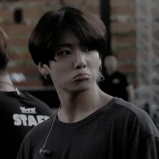 ⛓ 1499fb7d STAFF kpop, Mitarbeiter, Person, schwarze Haare, Ohrringe, T-Shirt telegram sticker