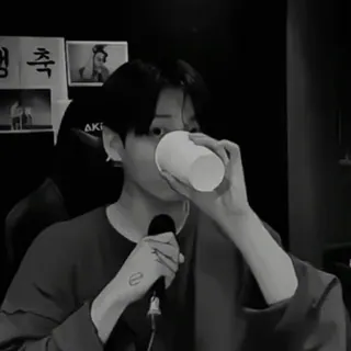 😳 681fb4f2 Jungkook kpop, penyanyi, bts, idola, selebriti, potret, minum telegram sticker