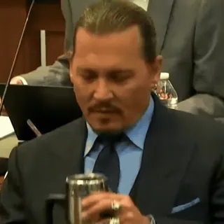 ➖ 4af253c8 Johnny Depp homme, acteur, célébrité, costume, tribunal telegram sticker