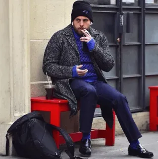 💡 53521cc2 hombre, sentado, fumando, street style, moda, gorro, abrigo telegram sticker