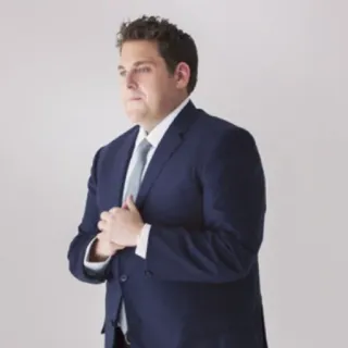 💡 61e6def4 Jonah Hill actor, traje, Jonah Hill, retrato, celebridad telegram sticker