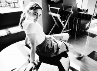 🎐 24bfef2f ผู้หญิง, ผู้หญิง, ภาพเหมือน, เก้าอี้, นั่ง, นักแสดงหญิง telegram sticker