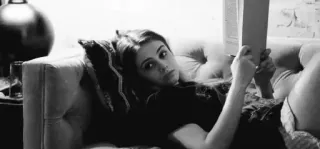 🎐 41746a25 ผู้หญิง, อ่านหนังสือ, โซฟา, ในร่ม, ขาวดำ, หนังสือ telegram sticker