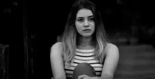 🎐 7b854183 ภาพเหมือน, ผู้หญิง, ขาวดำ, เศร้า, เคร่งขรึม, เด็กผู้หญิง telegram sticker